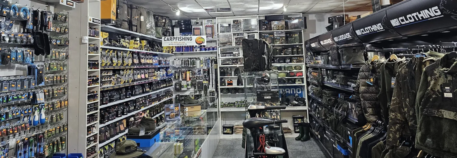 Interior de una tienda de artículos para la pesca