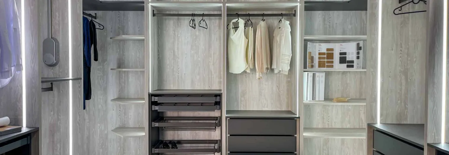 Vestidor en tonos claros con detalles en gris oscuro