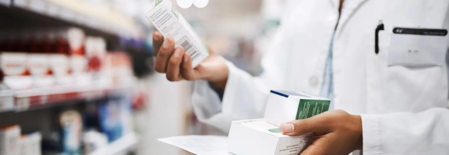 Farmacéutica cogiendo medicamentos