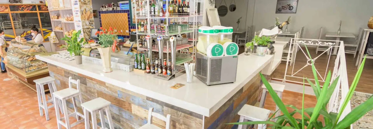 Interior de una cafetería pastelería