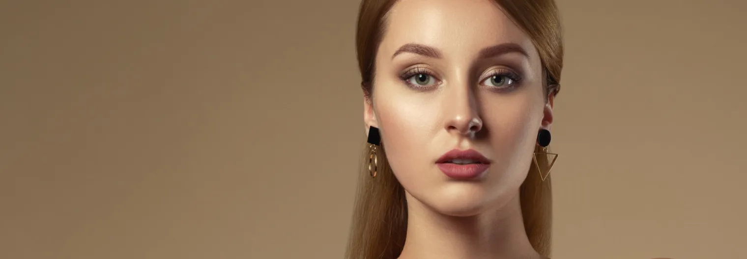 Primer plano de una mujer con pendientes