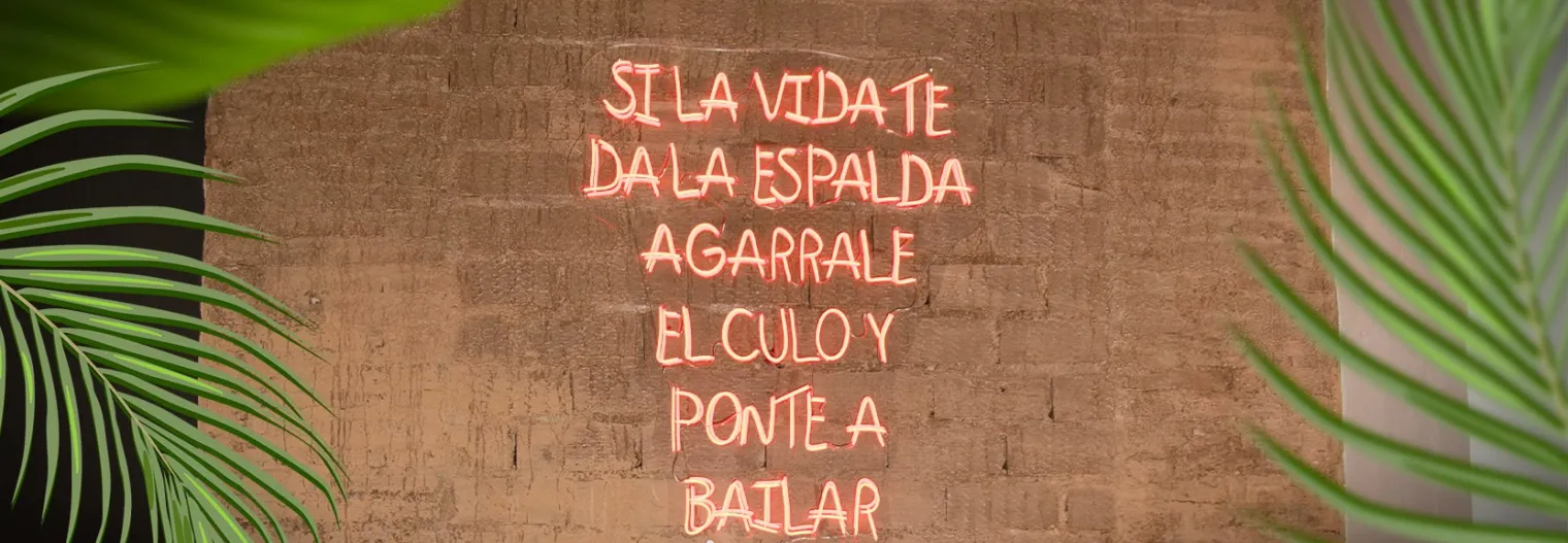 Neón con texto Si la vida te da la espalda agárrale el culo y ponte a bailar