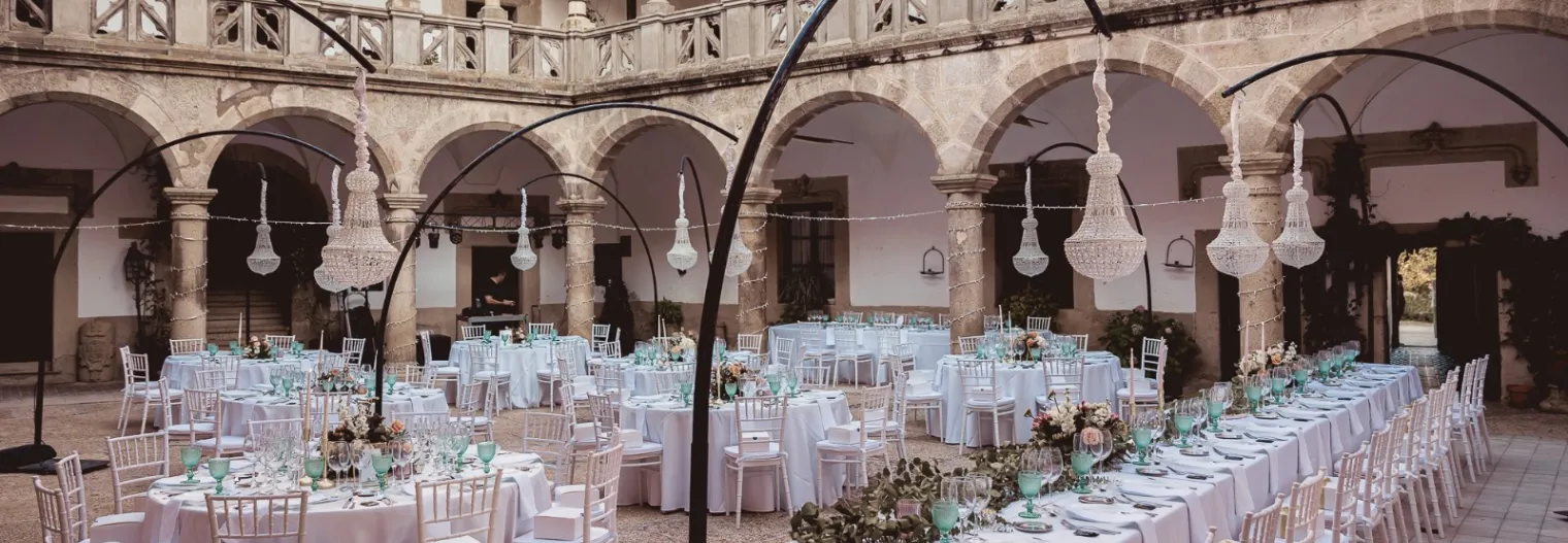Salón exterior de boda, decorado con motivos de celebración para una boda