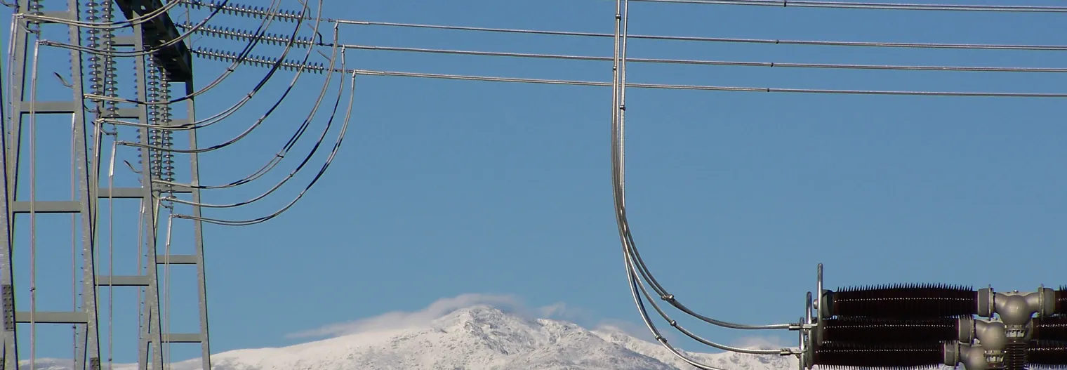 Central eléctrica con montaña nevada de fondo