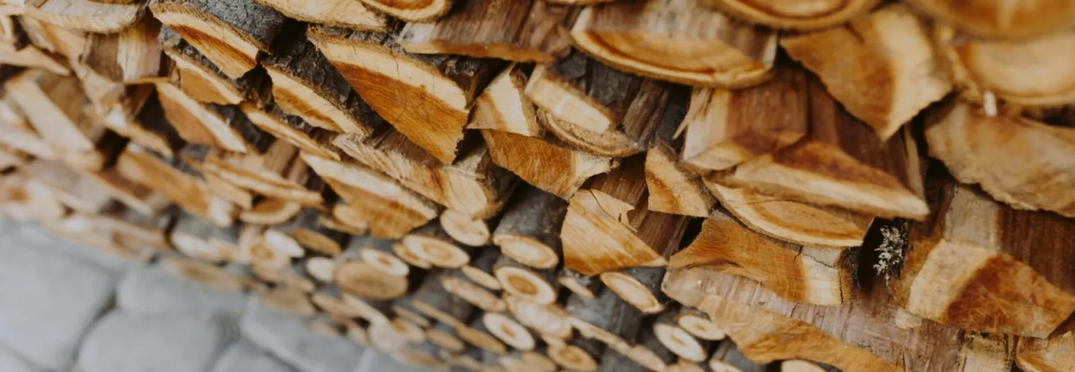 madera cortada y apilada