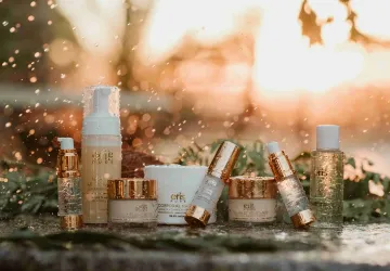 Línea de cuidado facial natural y vegano, con productos sencillos, con fórmulas eficaces, elaboradas con altas concentraciones de principios activos naturales, suaves y delicados incluso con las pieles más sensibles.