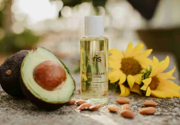 Este desmaquillante oleoso natural facial disuelve suavemente el maquillaje y las impurezas.  Tu piel queda limpia, nutrida y calmada. Su exclusiva formula desmaquilla con suavidad cada día y no reseca.  Ideal también para el maquillaje resistente al agua de rostro, ojos y labios.