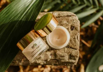 Nuestra crema Sublime mejora visiblemente la firmeza, la elasticidad y la luminosidad de tu piel.  Reduce arrugas y líneas de expresión, además estimula la producción de colágeno que multiplica y prolonga el resultado rejuvenecedor de tu piel.  Reconstituye las fibras que sostienen los tejidos de la piel y aumenta la resistencia al stress oxidativo.