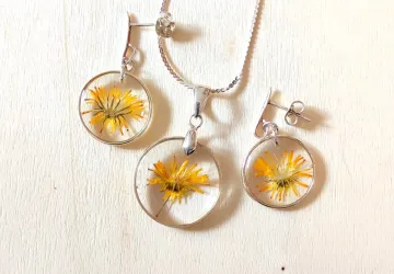 Conjunto de pendientes y collar de Resina, Diende de León y Plata. Flores silvestres recogidas a mano. 