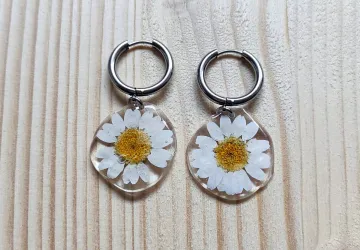 Pendientes de margaritas encapsulada en bio resina con enganche tipo aro de acero inoxidable