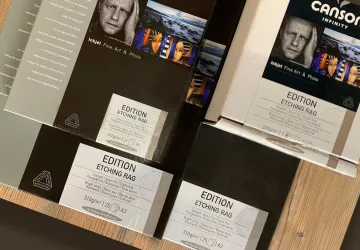 Cajas de distintos tamaños del mismo papel: A4, A3, A2, bobinas