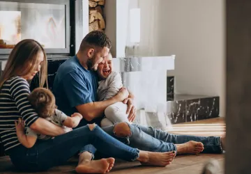 Pareja con dos hijos en casa felices