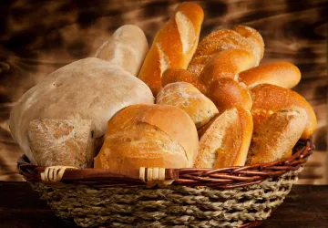 Cesta con panes variados