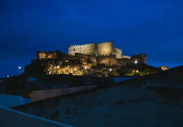 Vistas del castillo de Montánchez desde la terraza de la casa rural La Perla