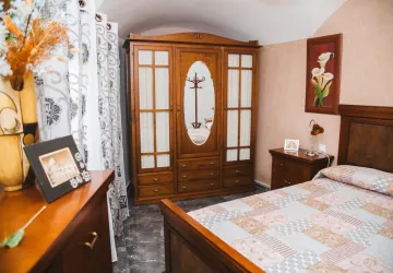 Dormitorio con cama de matrimonio