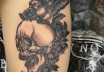 Tatuaje calavera pájaro