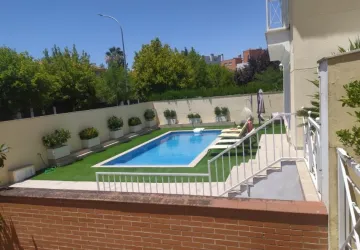 Terraza con piscina construida por Tituelo Construcciones